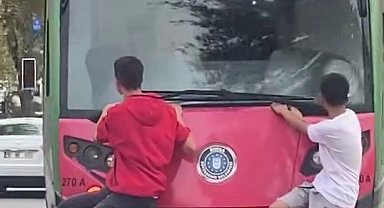 Bursa'da çocukların tehlikeli yolculuğu kamerada