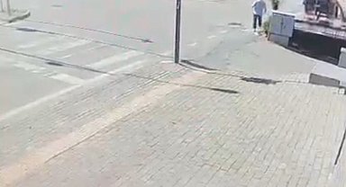 Bursa'da el freni çekilmeyen otomobil metrelerce geri gelip kuyumcuya daldı: 500 bin lira zarar