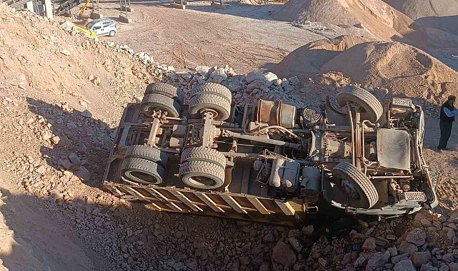 Bursa'da kontrolden çıkan hafriyat kamyonu devrildi