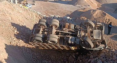 Bursa'da kontrolden çıkan hafriyat kamyonu devrildi