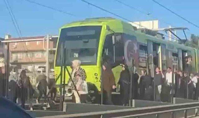 Bursa'da metro durdu, vatandaşlar raylardan yürüdü