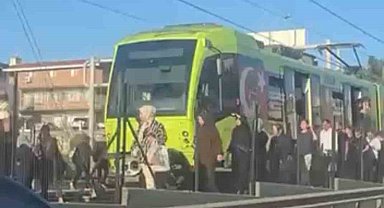 Bursa'da metro durdu, vatandaşlar raylardan yürüdü