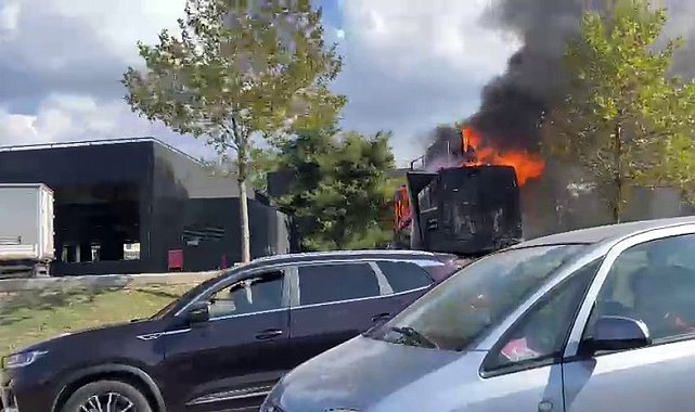 Bursa'da midye satışı yapılan kamyonet alev alev yandı