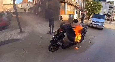 Bursa'da motosiklet alev topuna döndü, vatandaş vileda kovasıyla müdahale etti