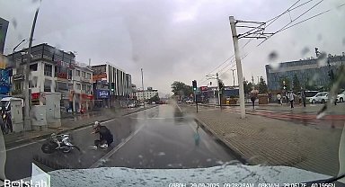 Bursa'da motosikletli yağışlı havada drift attı, yere kapaklandı