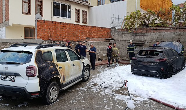 Bursa'da park halindeki otomobil alev alev yandı, yangın iki araca sıçradı