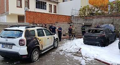 Bursa'da park halindeki otomobil alev alev yandı, yangın iki araca sıçradı