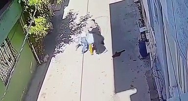 Bursa'da sokak ortasında dehşet... 3 kadın, kucağında çocuğu olan anneyi tekme tokat dövdü