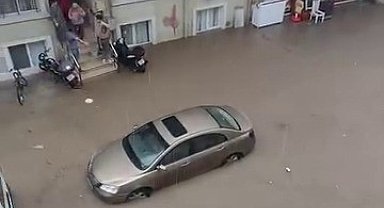 Bursa'yı sağanak vurdu, cadde ve sokaklar sular altında kaldı