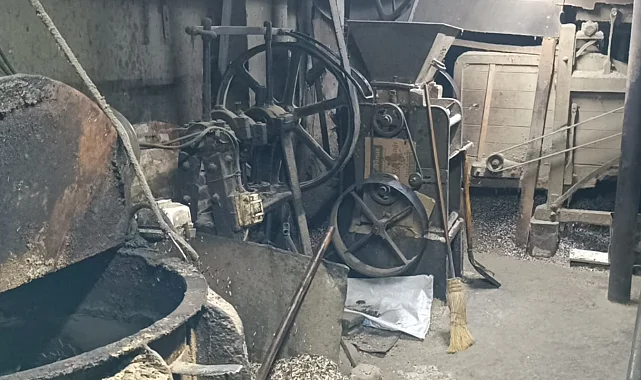 Bursa'da asırlık makinelerle ayçiçek yağı üretimi