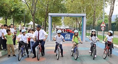 Bursa'da çocuklar bisikletle eğlenerek öğrendi
