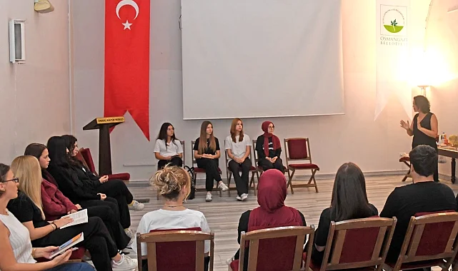 Bursa'da Osmangazi Belediyesi okutarak öğretiyor