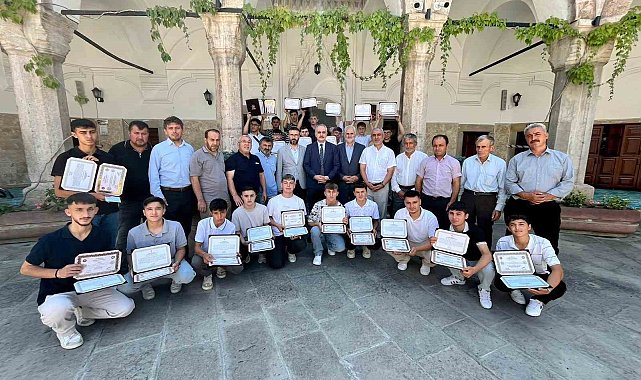 Büyükağa Kur'an Kursu'nda genç hafızlar belgelerine kavuştu