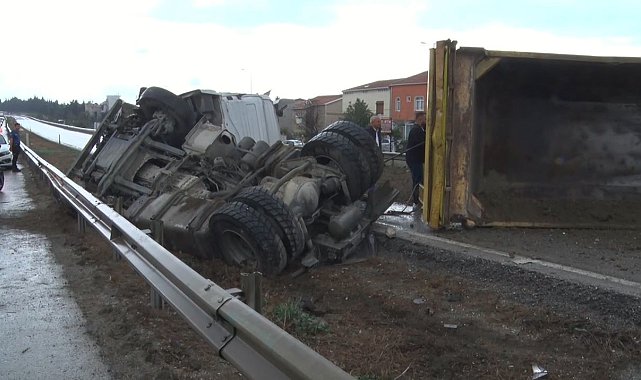 Büyükçekmece'de hafriyat kamyonu devrildi, E-5 trafiğe kapandı