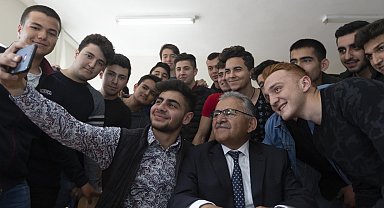 Büyükkılıç'tan, 10 bin öğrenciye 42 milyon TL'lik kırtasiye ve beslenme desteği