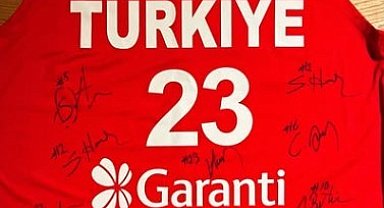 Çağan için milli formasını bağışladı...1 milyon liradan açık artırmaya çıktı