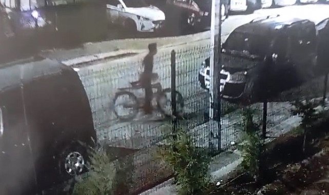 Çaldığı bisikletle kablo çalan zanlı kamerada