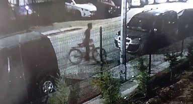 Çaldığı bisikletle kablo çalan zanlı kamerada