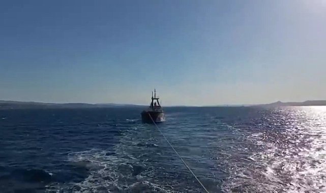 Çanakkale Boğazı'nda makina arızası yapan kuru yük gemisi yedeklenerek çekildi