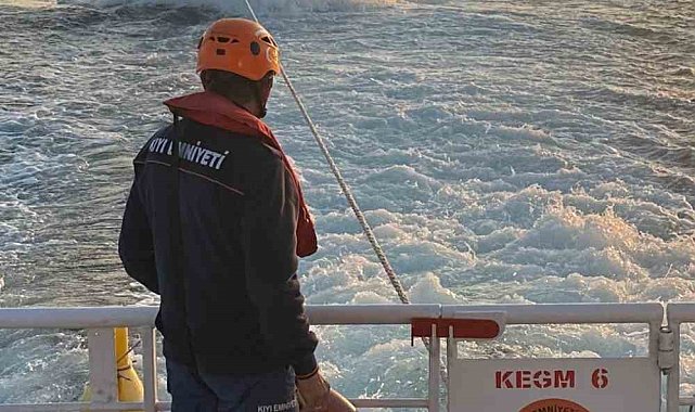 Çanakkale Boğazı'nda makine arızası yapan tekne yedeklenerek çekildi