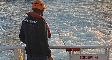 Çanakkale Boğazı'nda makine arızası yapan tekne yedeklenerek çekildi