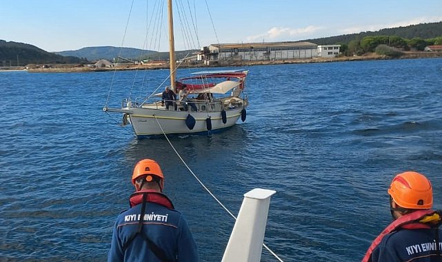 Çanakkale Boğazı'nda makine arızası yapan tekne yedeklenerek çekildi