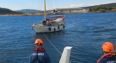 Çanakkale Boğazı'nda makine arızası yapan tekne yedeklenerek çekildi