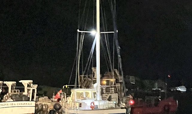 Çanakkale Boğazı'nda makine arızası yaparak sürüklenen tekne kurtarıldı