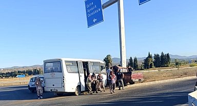 Çanakkale'de işçi minibüs ile hafif ticari araç çarpıştı, kaza ucuz atlatıldı