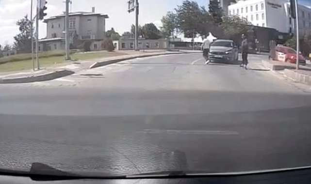 Çanakkale'de yol verme kavgası araç kamerasına yansıdı