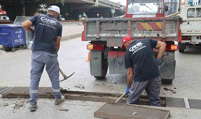 Canik'te mazgallar sağanak yağışa karşı temizleniyor