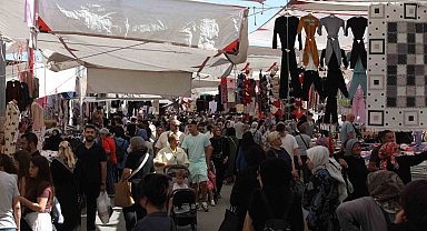 Çarşamba Kumaş Pazarı yeni yerinde kuruldu, vatandaşlar akın etti