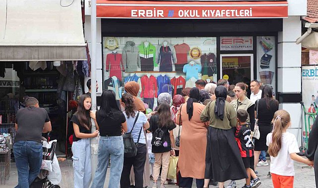 Çarşı'da okul kıyafetleri yoğunluğu