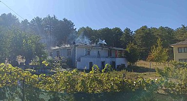 Çatısı alevlere teslim olan evi küle dönmekten ekipler kurtardı