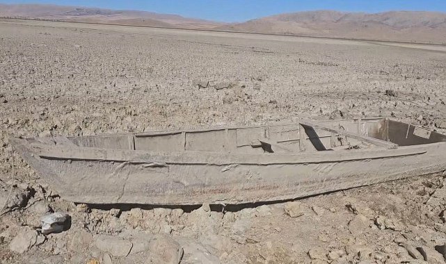 Çavuşçu Gölü kurudu, çatlamış toprağa dönüştü