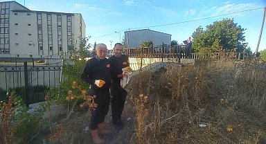 Çaya düşen engelli kediyi itfaiye kurtardı