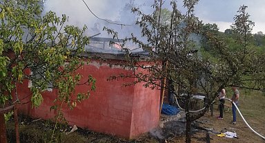 Çaycuma'da bağ evi olarak kullanılan baraka alevlere teslim oldu