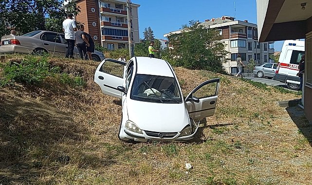 Çaycuma'da iki otomobil çarpışınca araç yoldan çıktı: 1 yaralı