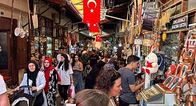 Çekiç seslerinin hiç susmadığı Gaziantep'teki Bakırcılar Çarşısı turistlerin gözdesi