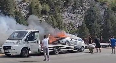 Çekici üzerindeki otomobil alev alev yandı