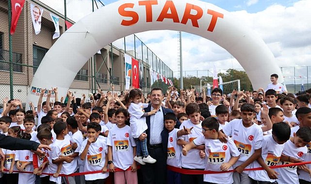 Çekmeköy'de düzenlenen Ömerli Çocuk Şenliği 7'den 70'e renkli görüntülere sahne oldu