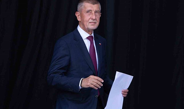 Çekya'nın eski Başbakanı Babis'e miting sırasında koltuk değnekli saldırı