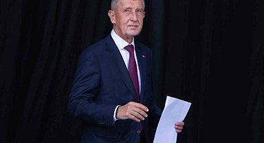 Çekya'nın eski Başbakanı Babis'e miting sırasında koltuk değnekli saldırı