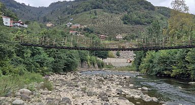 Çelik halatlara bağlı ahşap köprü köylülerin korkulu rüyası