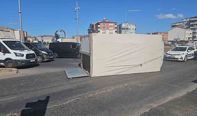 Çerkezköy'de virajı alamayan kamyonet devrildi