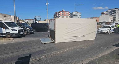 Çerkezköy'de virajı alamayan kamyonet devrildi