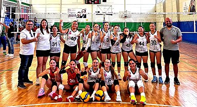 Çeşme Belediyespor Küçük Kızlar Voleybol Takımı grup lideri oldu