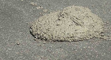 Çevreyi kirleten beton mikseri sürücüsü cep telefonu kamerasına yansıdı