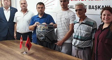 CHP İpsala'dan genç pehlivana kıspet hediyesi