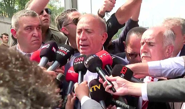 CHP İstanbul İl Başkanlığına gelen Gürsel Tekin'e su şisesi fırlattılar